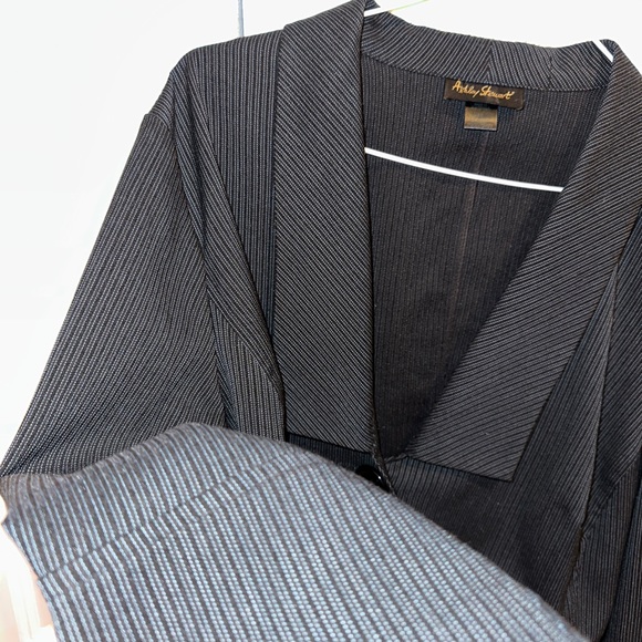 Suit - Picture 2 of 4